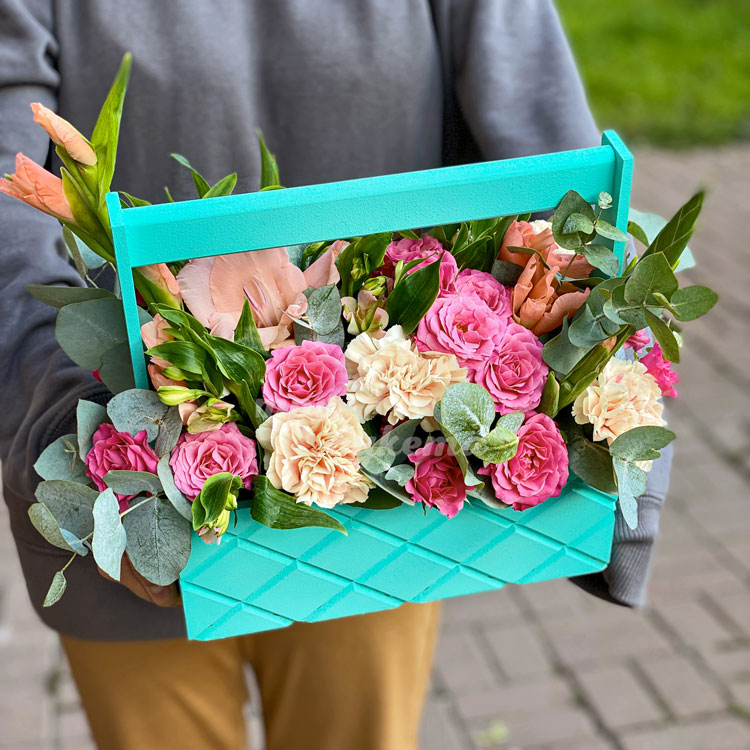 Розы и гвоздика в ящичке (в руках)