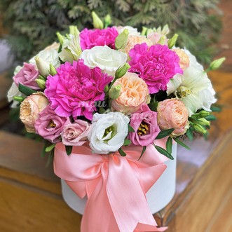 Гвоздики и розы в коробке