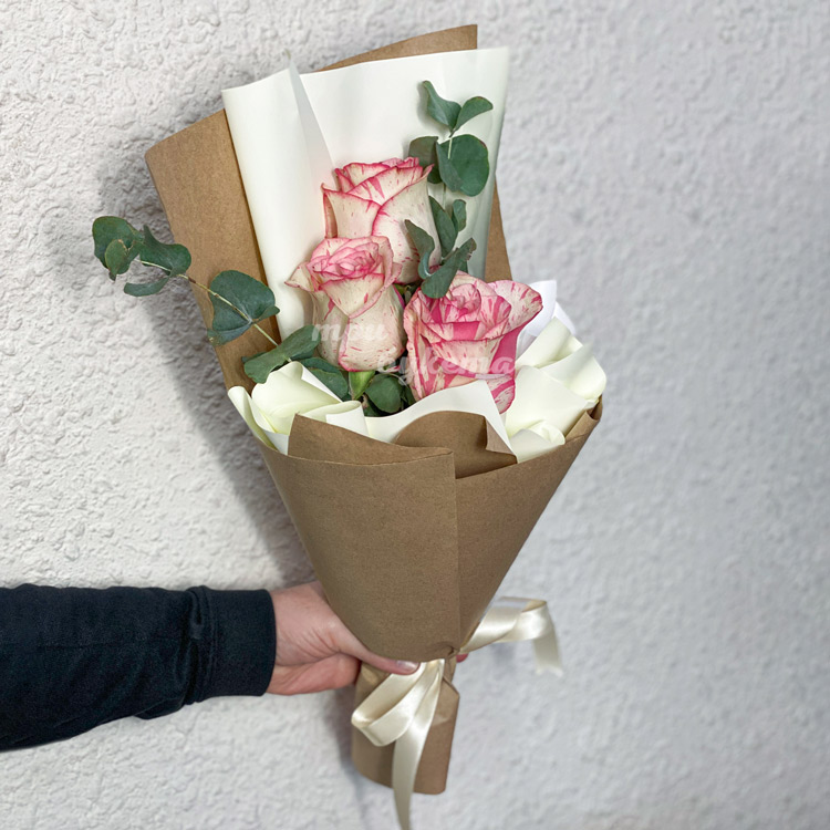 Мини-букет из 3 роз в крафте