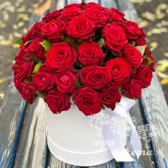 Красные розы в шляпной коробке