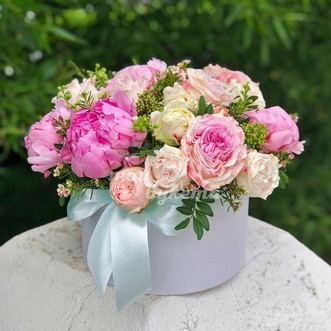 Нежные пионы в шляпной коробке