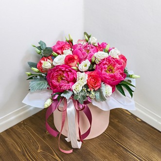 Пионы и розы в шляпной коробке