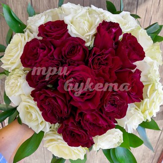 Букет из 31 розы в виде сердца