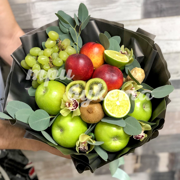 Букет из винограда и орхидей