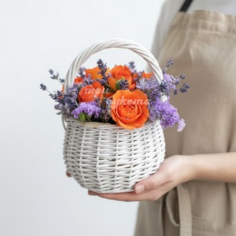 Мини-композиция из роз и лаванды