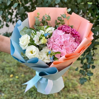 Букет из гортензии и эустомы