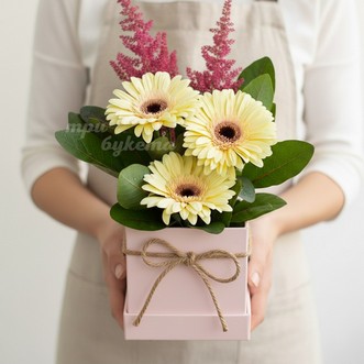 3 гербера в шляпной коробке