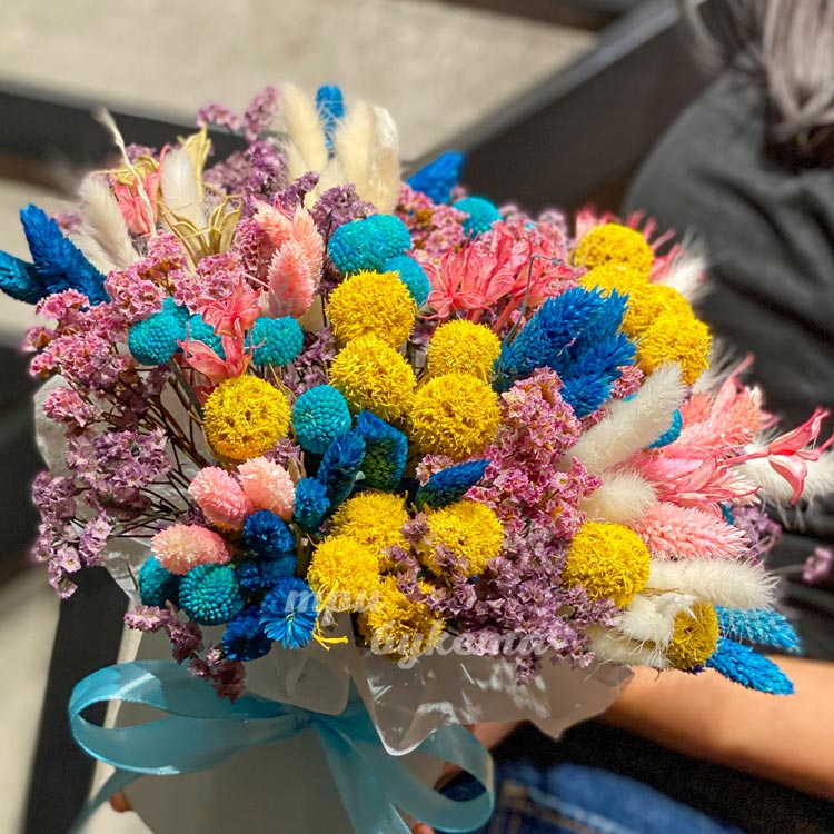 Композиция из сухоцветов в коробке (крупный план)