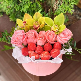 Композиция из клубники и орхидей