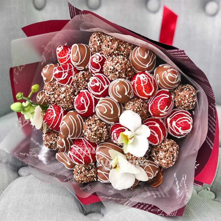 Букет из клубники и орхидеи (вид сверху)