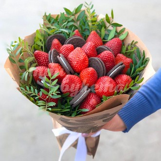 Букет из клубники и печений Oreo Букет из клубники и печений Oreo