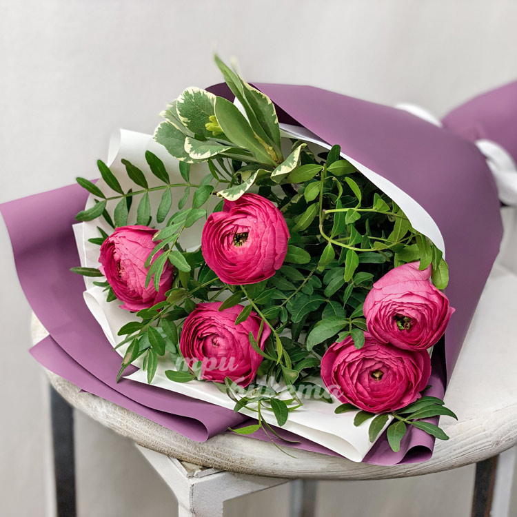 Букет из 5 розовых ранункулюсов (на табурете)