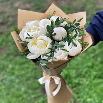 Букет из 9 белых пионов