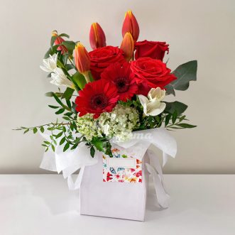 Коробка красных гербер, роз и фрезий
