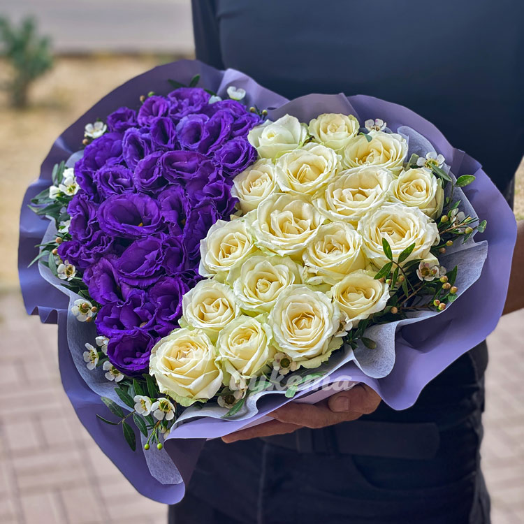 Коробка-сердце с розами и эустомами (вид сбоку)