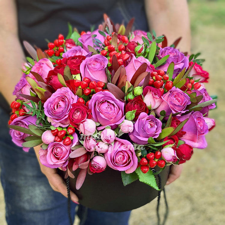 Пурпурные розы с гиперикумом в коробке