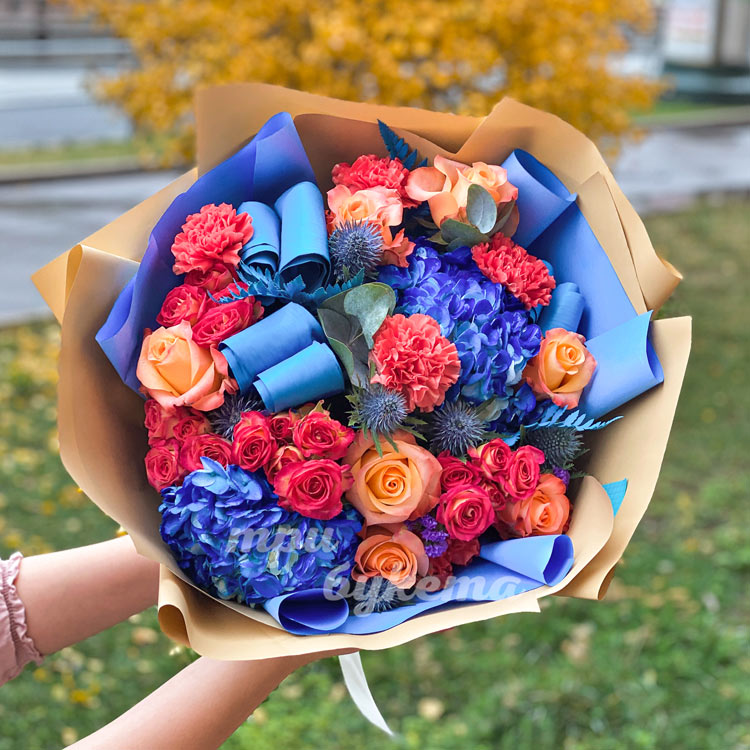 Синие гортензии и розовые гвоздики (вид сверху)