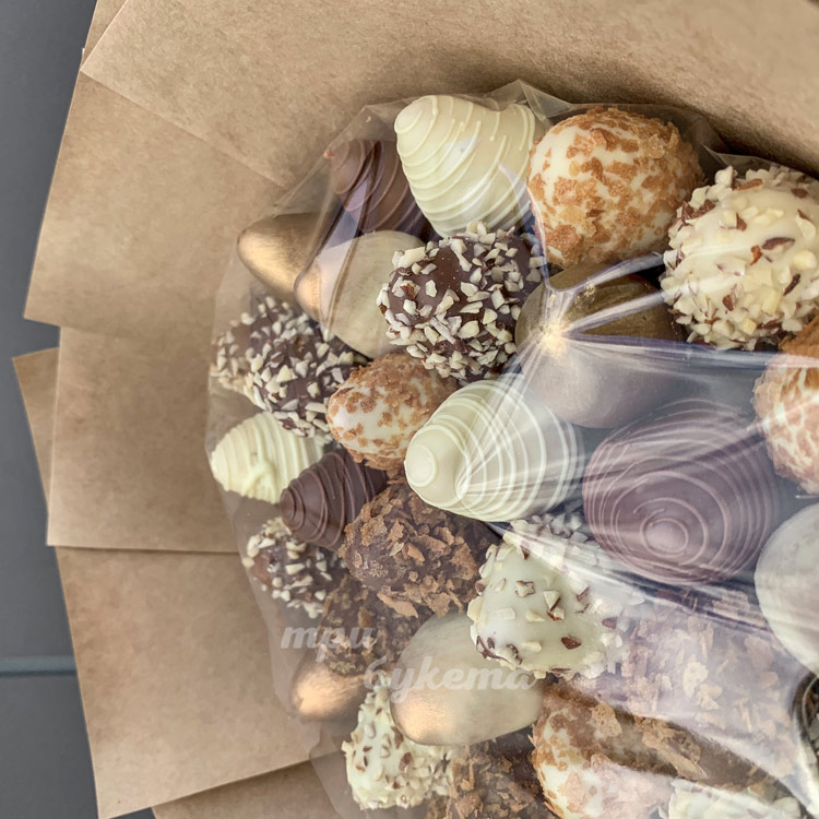 Букет из 31 клубники в оформлении (крупный план)