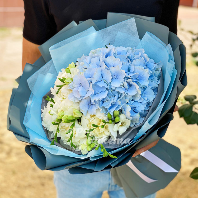 Букет из гортензии и белых пионов (вид сбоку)