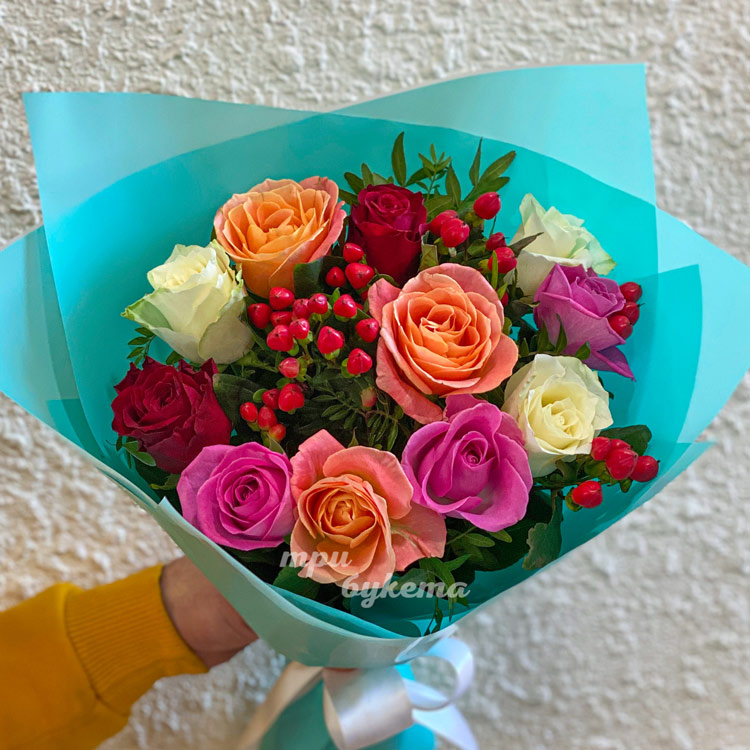 Небольшой букет разноцветных роз (крупный план)