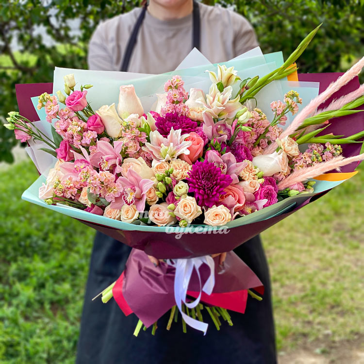 Розовый букет лилий, орхидей и маттиол (в руках флориста)