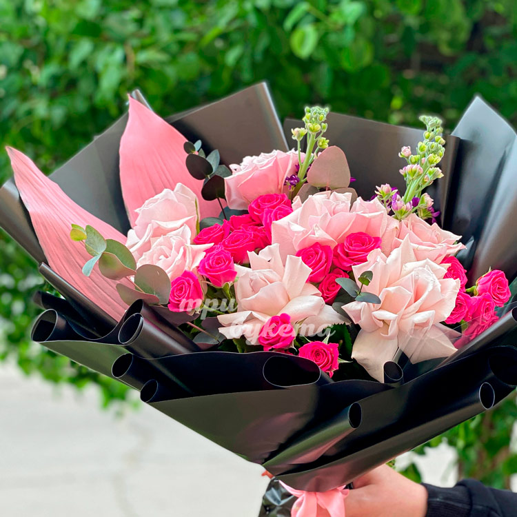 Черный букет из розовых роз и маттиолы (крупный план)