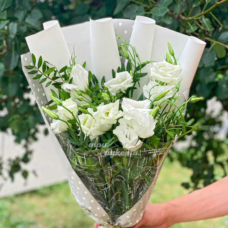 Букет из белых эустом и фисташки (крупный план)