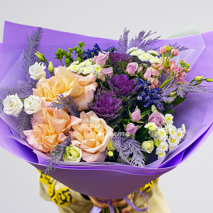 Сиреневый букет роз, хризантем и брассики (крупный план)