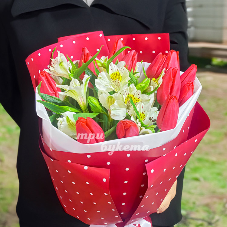 Красный букет тюльпанов и альстромерий (крупный план)