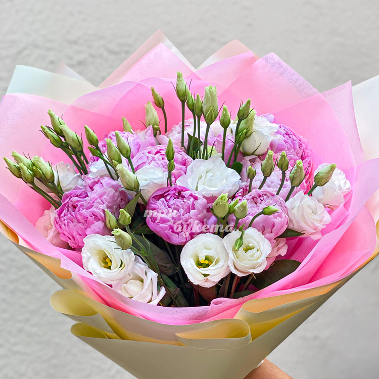 Букет белых эустом и розовых пионов (крупный план)