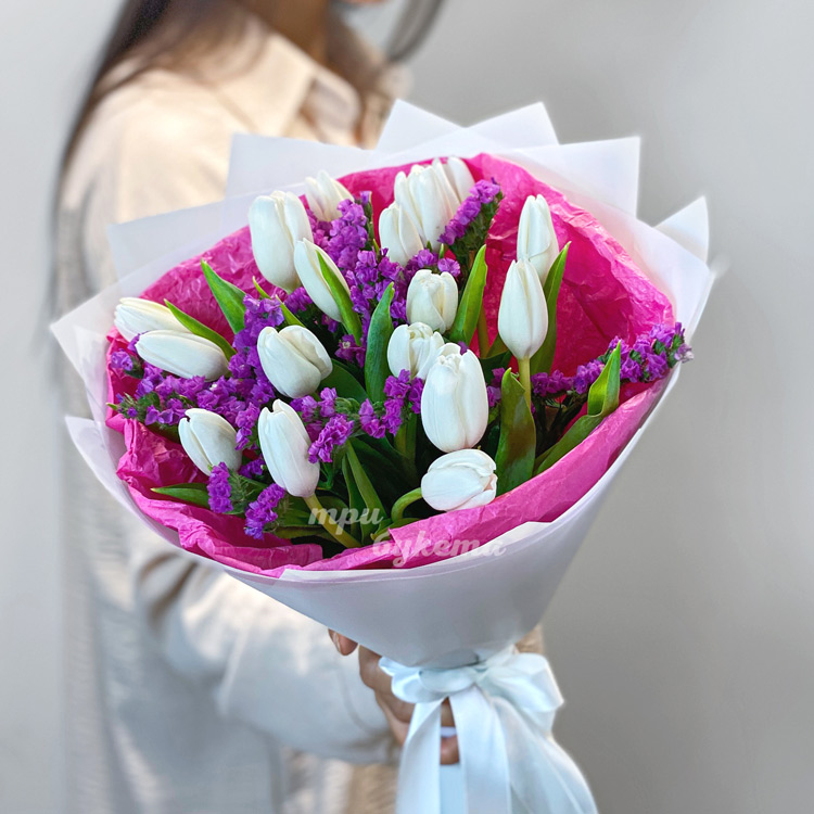 Букет белых тюльпанов со статицей (в руке флориста)