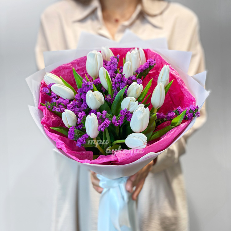 Букет белых тюльпанов со статицей (вид сверху)