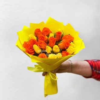 Букет из желтых и оранжевых роз