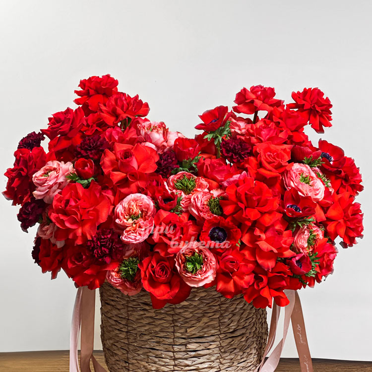 Корзина красных французских и гибридных роз (крупный план)