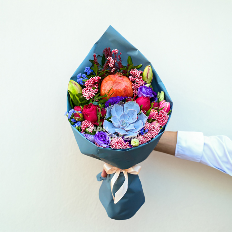 Букет с гранатом, суккулентом и зеленью