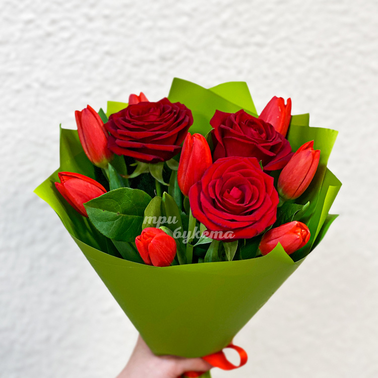 Мини-букет красных тюльпанов и роз (крупный план)