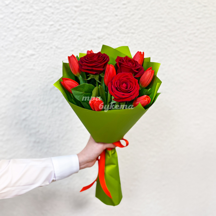 Мини-букет красных тюльпанов и роз