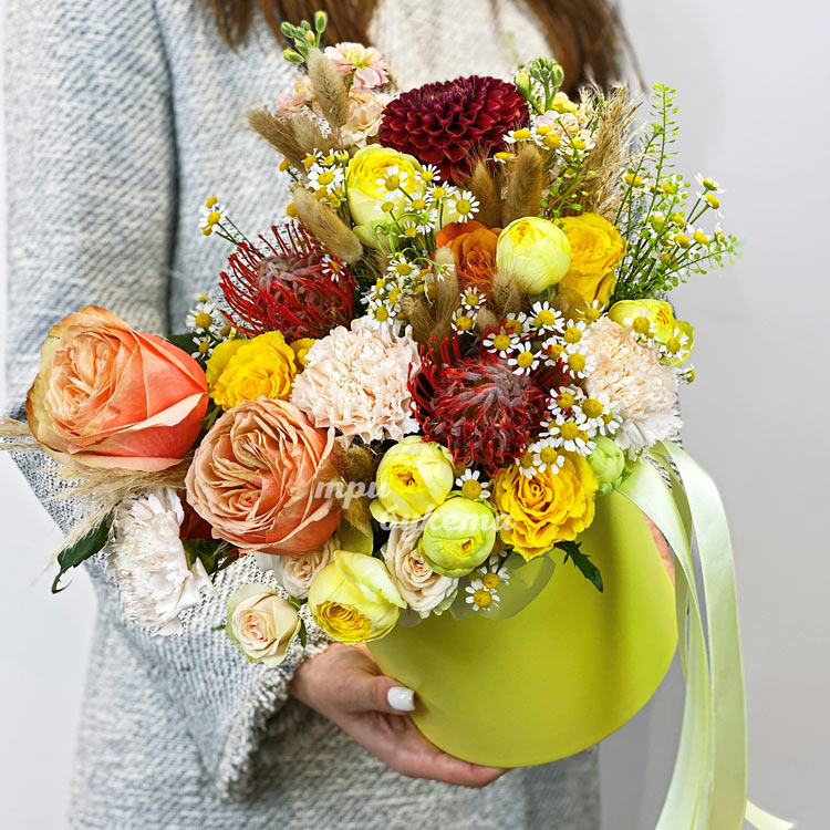 Желтая коробка с розами, протеями и заленью (вид сверху)