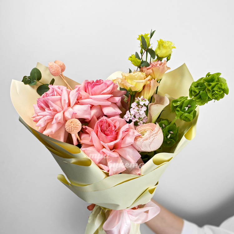 Букет французских роз, эустом и молуцеллы (крупный план)