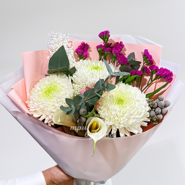 Букет из 3 белых хризантем с зеленью (крупный план)