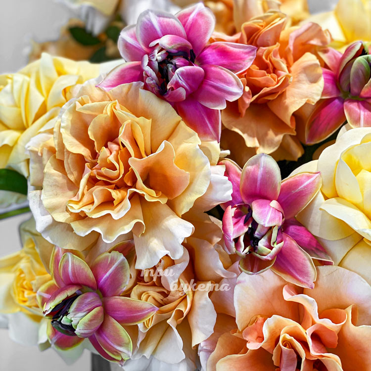 Коробка желтых французских роз с тюльпанами (крупный план-2)