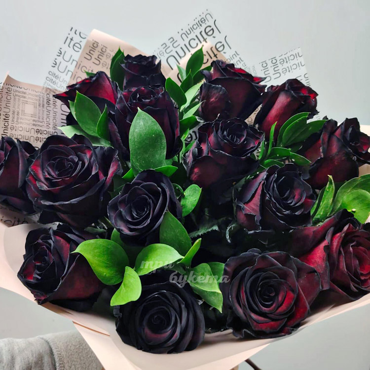 Букет из 15 черных роз с рускусом (вид сверху)