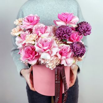 Коробка розовых французских роз и хризантем